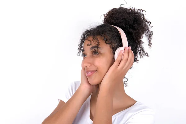 Girl Wears Stereo Headphones Listens Music Concentrated Aside People Hobby — Stock Photo, Image