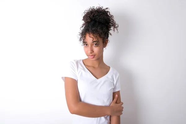 Joven Hermosa Chica Con Peinado Afro Con Camiseta Blanca Sobre — Foto de Stock