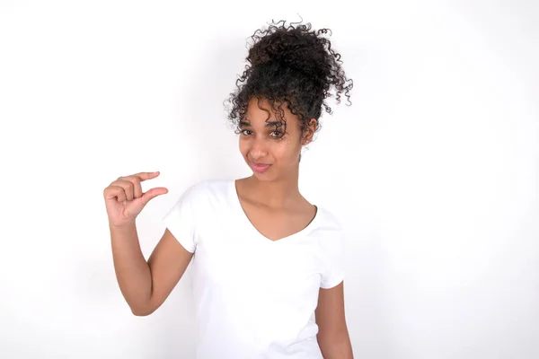 Unzufriedenes Mädchen Formt Kleines Handzeichen Zeigt Etwas Nicht Sehr Großes — Stockfoto