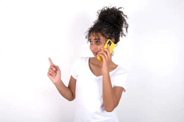 Ragazza Parla Sul Telefono Cellulare Trascorre Del Tempo Libero Casa — Foto Stock