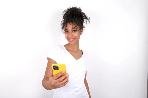 Meisje Houdt Mobiele Telefoon Handen Verheugt Zich Positief Nieuws Maakt — Stockfoto