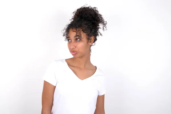 Missnöjd Ung Vacker Flicka Med Afro Frisyr Bär Vit Shirt — Stockfoto