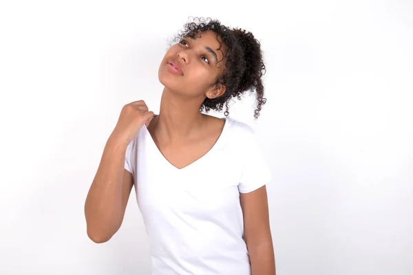 Νεαρό Όμορφο Κορίτσι Afro Χτένισμα Φορώντας Λευκό Shirt Πάνω Από — Φωτογραφία Αρχείου