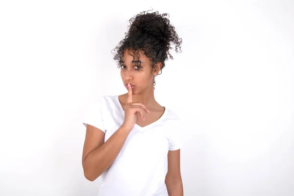 Sorpreso Giovane Bella Ragazza Con Acconciatura Afro Indossare Shirt Bianca — Foto Stock