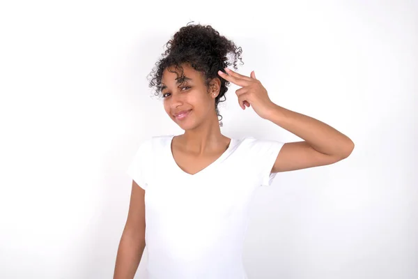Jeune Belle Fille Avec Une Coiffure Afro Portant Shirt Blanc — Photo