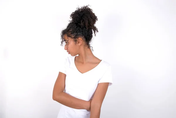 Verbaasd Jong Mooi Meisje Met Afro Kapsel Dragen Witte Shirt — Stockfoto