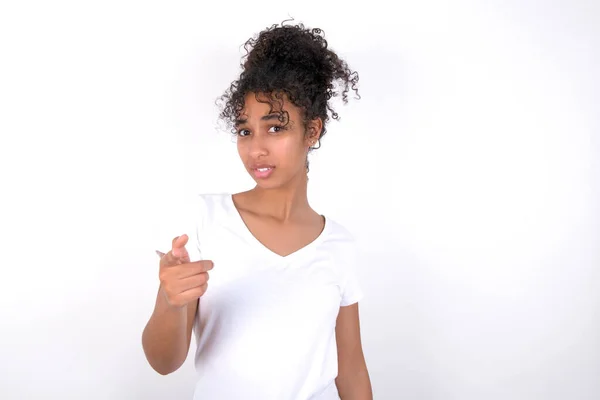Shocked Joven Hermosa Chica Con Peinado Afro Con Camiseta Blanca —  Fotos de Stock