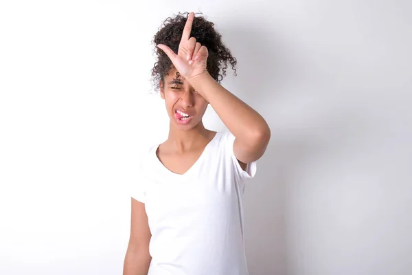 Ung Vacker Flicka Med Afro Frisyr Bär Vit Shirt Över — Stockfoto
