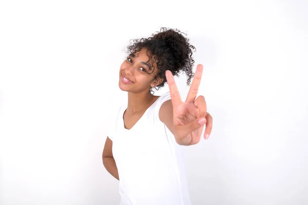 Giovane Bella Ragazza Con Acconciatura Afro Indossare Shirt Bianca Sfondo — Foto Stock