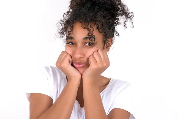 Ung Vacker Flicka Med Afro Frisyr Bär Vit Shirt Över — Stockfoto