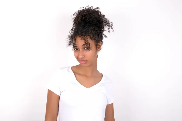 Retrato Insatisfecho Joven Hermosa Chica Con Afro Peinado Usando Camiseta —  Fotos de Stock