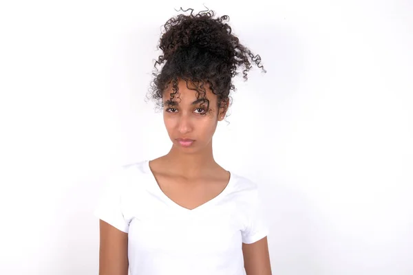 Ofendida Insatisfecha Joven Hermosa Chica Con Afro Peinado Usando Camiseta —  Fotos de Stock