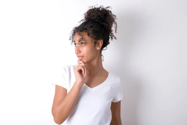 Pensativo Joven Hermosa Chica Con Afro Peinado Usando Camiseta Blanca — Foto de Stock