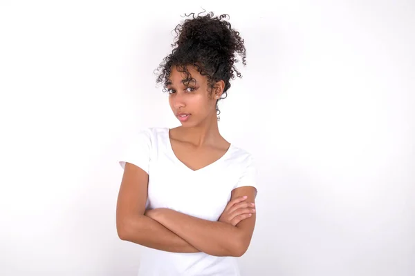 Šokovaný Rozpaky Mladá Krásná Dívka Afro Účes Nosit Bílé Tričko — Stock fotografie