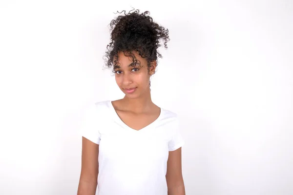 Giovane Bella Ragazza Con Acconciatura Afro Indossare Shirt Bianca Sfondo — Foto Stock
