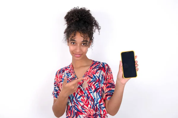 Opgewonden Meisje Houden Wijzen Met Vinger Naar Smartphone Met Leeg — Stockfoto