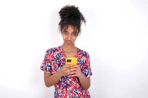 Retrato Una Chica Confundida Sosteniendo Teléfono Móvil Encogiéndose Hombros Frunciendo —  Fotos de Stock