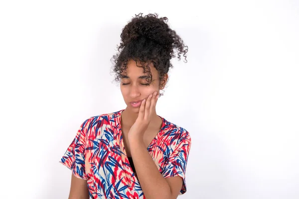 Conceito Dor Dente Menina Sentindo Dor Segurando Bochecha Com Mão — Fotografia de Stock