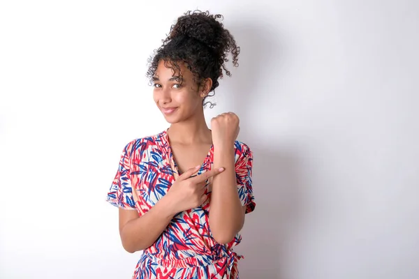 Chica Con Prisa Apuntando Ver Tiempo Impaciencia Molesto Enojado Por — Foto de Stock