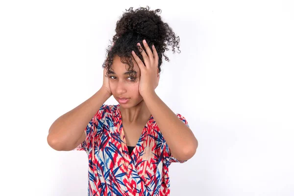 Frustrated Girl Plugging Ears Hands Does Wanting Listen Hard Rock — Stock Photo, Image