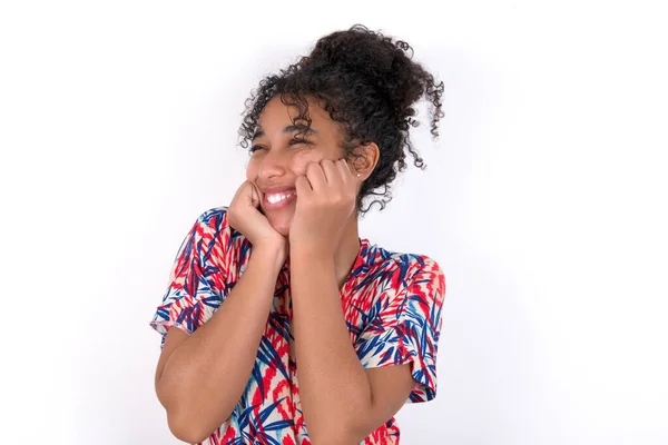 Portrait Fille Accablée Exprimant Excitation Bonheur Avec Les Yeux Fermés — Photo