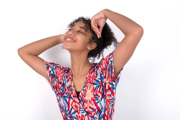 Menina Relaxante Alongamento Braços Mãos Atrás Cabeça Pescoço Sorrindo Alegremente — Fotografia de Stock