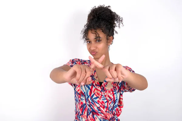 Κορίτσι Έχει Απόρριψη Θυμωμένη Έκφραση Σταυρώνει Δάχτυλα Κάνει Αρνητικό Σημάδι — Φωτογραφία Αρχείου