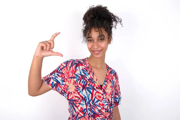 Menina Sorrindo Gesticulando Com Mão Tamanho Pequeno Símbolo Medida Jovem — Fotografia de Stock