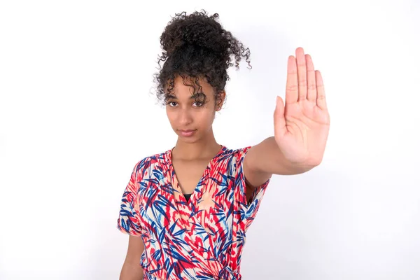 Meisje Doet Stop Gebaar Met Palm Van Hand Waarschuwingsuitdrukking Met — Stockfoto