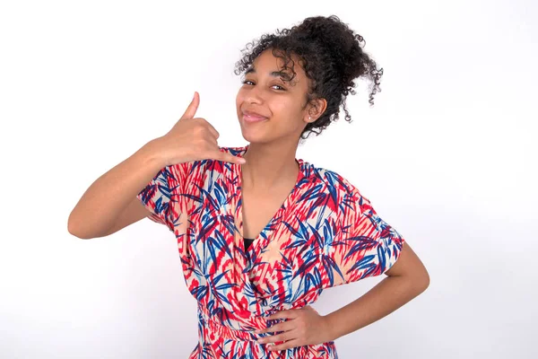 Улыбающаяся Девушка Показывает Знак Шака Молодая Красивая Смешанная Расовая Женщина — стоковое фото