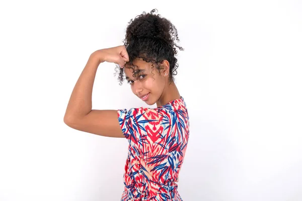 Tjej Som Visar Biceps Ung Vacker Blandras Kvinna Bär Färgglada — Stockfoto