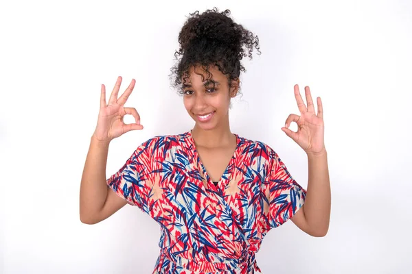 Frohes Mädchen Zeigt Zeichen Mit Beiden Händen Als Ausdruck Der — Stockfoto