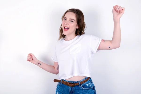 Chica Bailando Escuchando Música Con Auriculares Joven Hermosa Mujer Caucásica — Foto de Stock