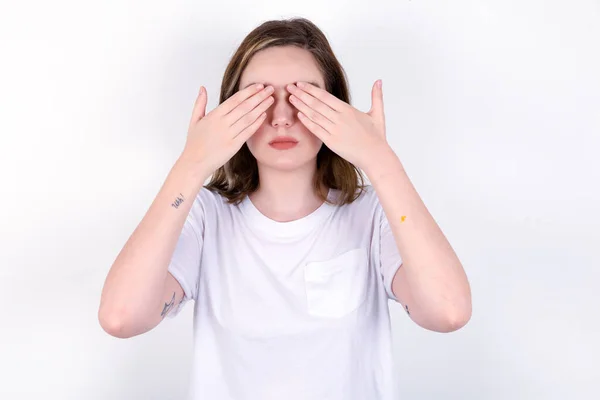 Girl Covering Eyes Both Hands Doesn Want See Anything Feeling — Stock Photo, Image