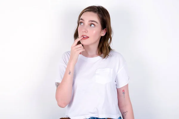 Joven Mujer Caucásica Vistiendo Camiseta Blanca Sobre Fondo Blanco Con — Foto de Stock