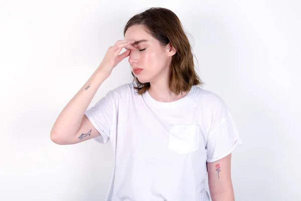 Très Contrariée Jeune Femme Caucasienne Portant Shirt Blanc Sur Fond — Photo