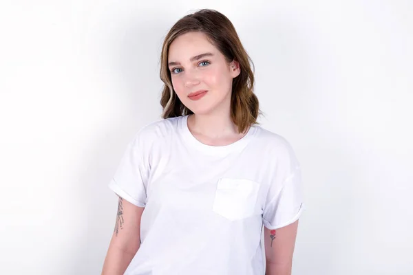 Feliz Joven Mujer Caucásica Vistiendo Camiseta Blanca Sobre Fondo Blanco — Foto de Stock