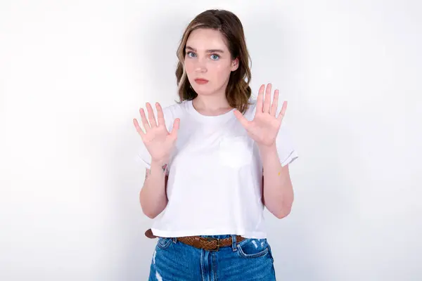 Jonge Blanke Vrouw Draagt Witte Shirt Witte Achtergrond Doen Stoppen — Stockfoto