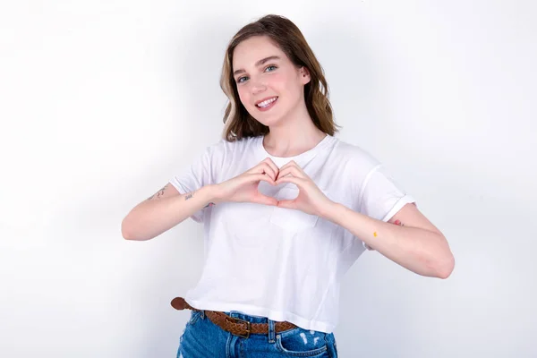 Jonge Blanke Vrouw Draagt Witte Shirt Witte Achtergrond Glimlachend Liefde — Stockfoto
