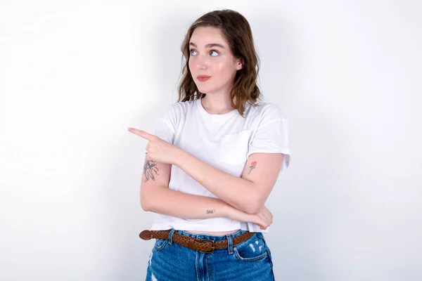 Retrato Una Joven Mujer Caucásica Con Una Camiseta Blanca Sobre — Foto de Stock