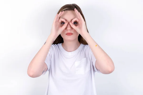 Hravé Vzrušené Děvče Ukazující Oběma Rukama Očích Předstírající Nosí Brýle — Stock fotografie