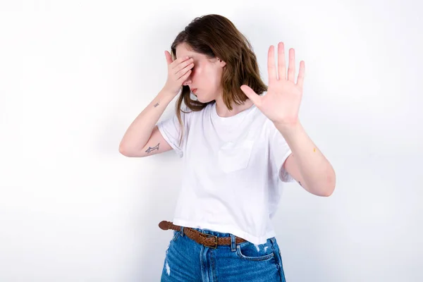 Girl Covers Eyes Palm Doing Stop Gesture Tries Hide Don — Stock Photo, Image