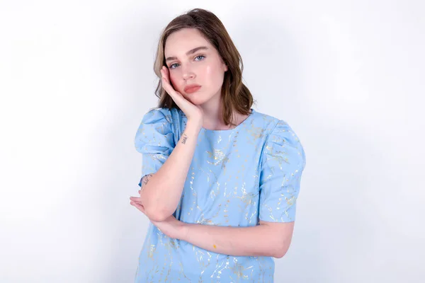 Mulher Caucasiana Jovem Muito Entediado Vestindo Azul Shirt Sobre Fundo — Fotografia de Stock
