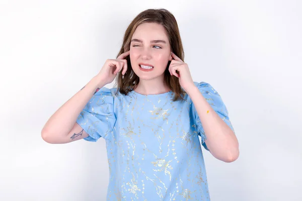Ευτυχισμένο Κορίτσι Αγνοεί Δυνατή Μουσική Και Συνδέει Αυτιά Δάχτυλα Ζητά — Φωτογραφία Αρχείου