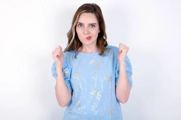 Irritierte Junge Kaukasische Frau Blauem Shirt Vor Weißem Hintergrund Bläst — Stockfoto