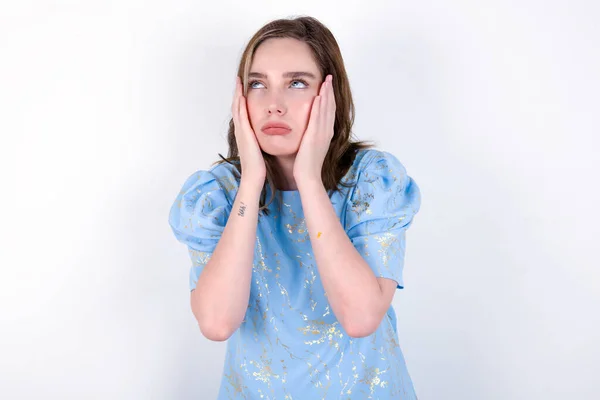 Jonge Blanke Vrouw Draagt Blauwe Shirt Witte Achtergrond Houdt Handen — Stockfoto