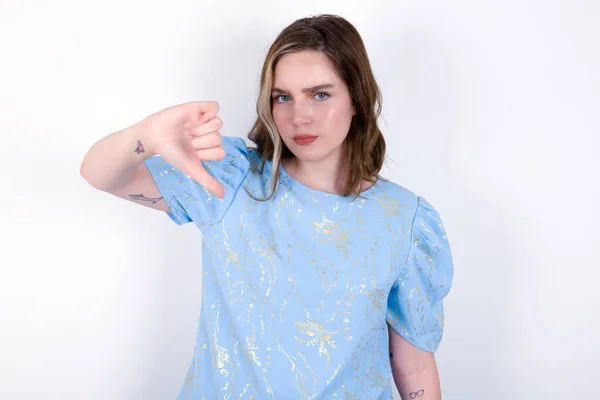 Jovem Caucasiano Mulher Vestindo Azul Camiseta Sobre Fundo Branco Olhando — Fotografia de Stock