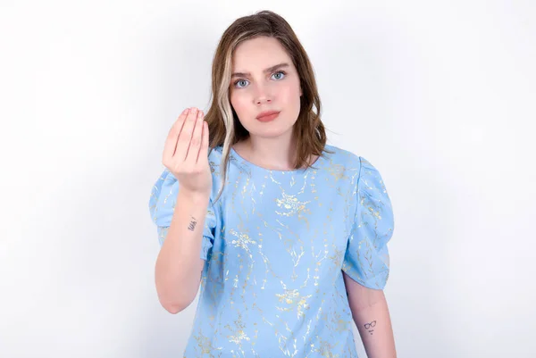 Jonge Blanke Vrouw Draagt Blauwe Shirt Witte Achtergrond Doet Italiaanse — Stockfoto