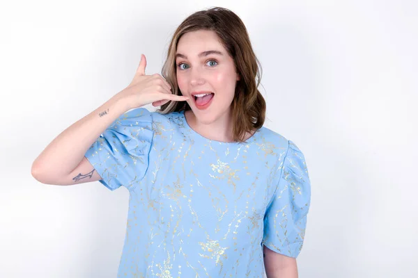 Junge Kaukasische Frau Trägt Blaues Shirt Über Weißem Hintergrund Macht — Stockfoto