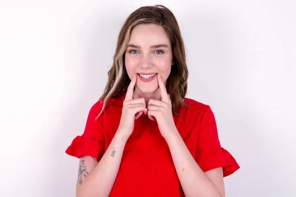 Feliz Joven Mujer Caucásica Camiseta Roja Sobre Fondo Blanco Con — Foto de Stock